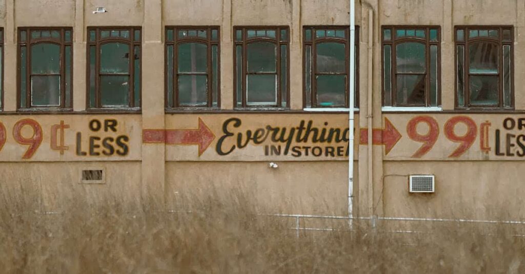 découvrez le prix des billets pour visiter le célèbre chrysler building à new york. profitez d'une vue imprenable sur la ville depuis l'une des plus belles réalisations architecturales des années 1930.