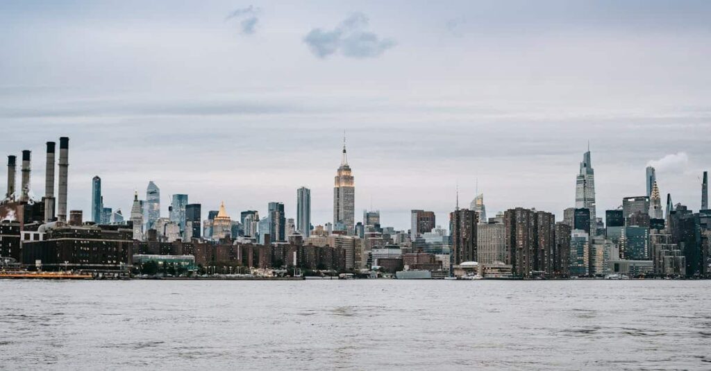 Combien de billets sont vendus pour visiter le chrysler building ? découvrez la beauté emblématique du chrysler building à new york. réservez vos billets dès maintenant pour admirer ce chef-d'œuvre art déco depuis ses meilleures plateformes d'observation et plongez dans l'histoire fascinante de ce monument incontournable.