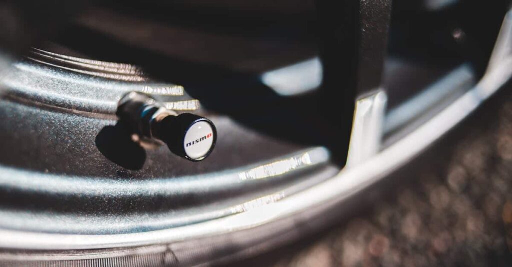 découvrez l'importance de la pression des pneus pour votre sécurité et votre confort de conduite. apprenez comment vérifier et maintenir la pression optimale de vos pneus pour améliorer la performance de votre véhicule.