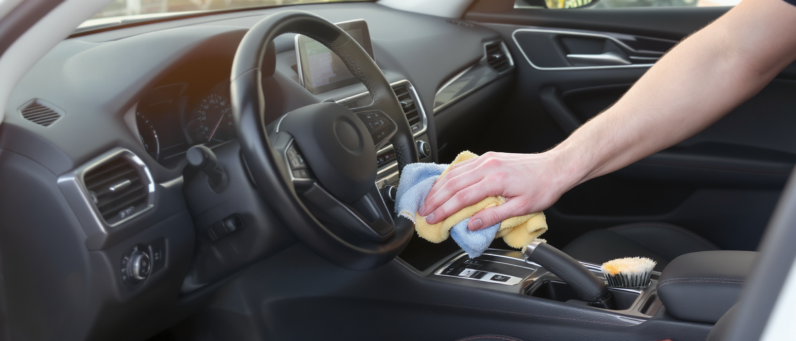 découvrez quels produits choisir pour l’entretien intérieur de votre voiture : conseils pour sélectionner les meilleurs nettoyants, accessoires et astuces pour un habitacle propre et sain.