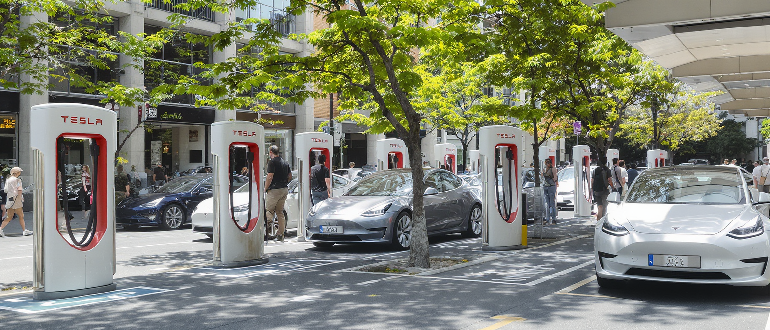 découvrez l'utilité des tesla urban superchargers en ville par rapport aux stations sur grandes routes : avantages, différences de recharge, et impact sur les trajets quotidiens des conducteurs de voitures électriques.