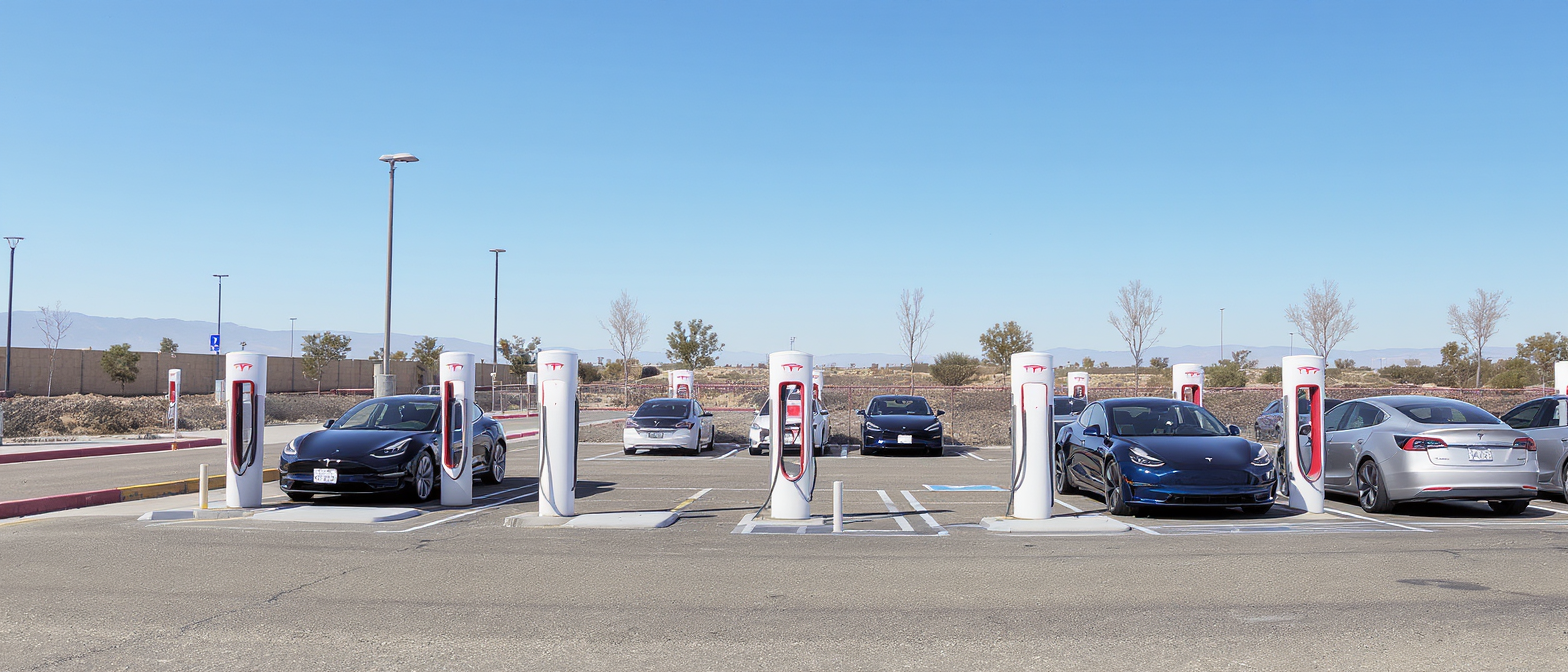découvrez notre comparatif détaillé entre les bornes tesla supercharger et les chargeurs domestiques. avantages, inconvénients, vitesse, coût : faites le bon choix pour recharger votre voiture électrique !