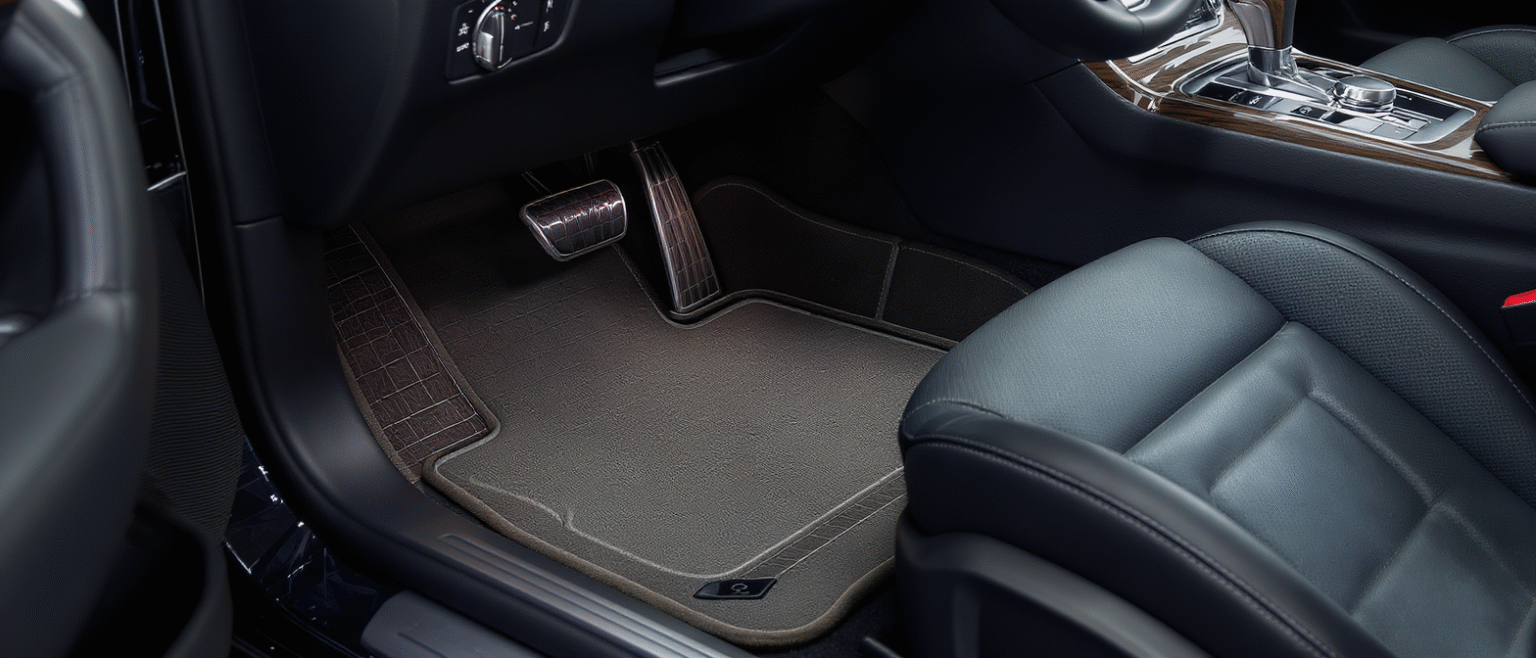 découvrez nos tapis de sol voiture sur mesure : une protection élégante et adaptée pour préserver l’intérieur de votre véhicule des saletés, tout en ajoutant une touche de style.
