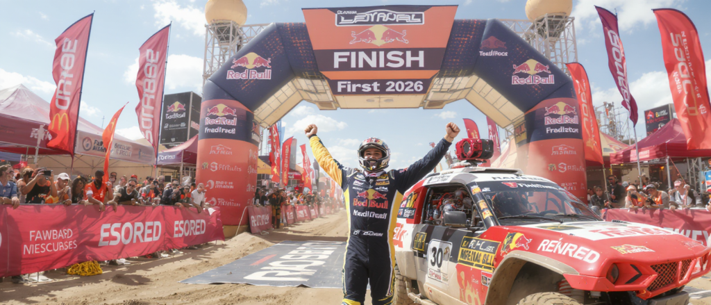 lucas moraes célèbre son arrivée lors de la première étape du dakar 2026 et partage ses impressions sur un rythme prometteur dans cette course emblématique.