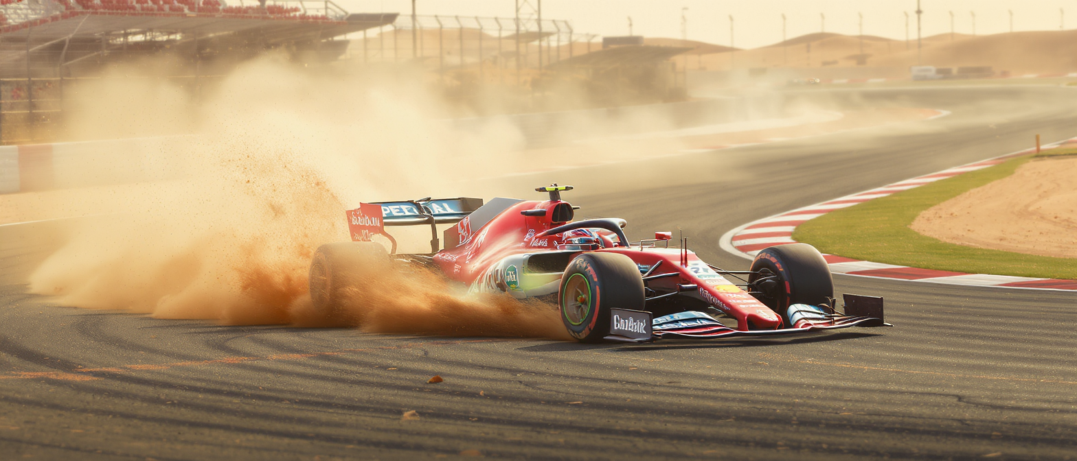 revivez la matinée difficile de lewis hamilton lors des essais f1 à bahreïn, entre vents violents, piste sale et 52 tours disputés face à ferrari. analyse et ambiance au cœur de la préparation.