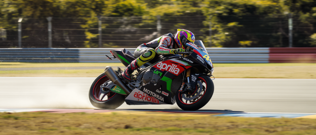 découvrez l'engagement de jorge martin avec aprilia pour une saison motogp 2024 passionnante lors du gp de thaïlande, pleine de défis et de performances captivantes.