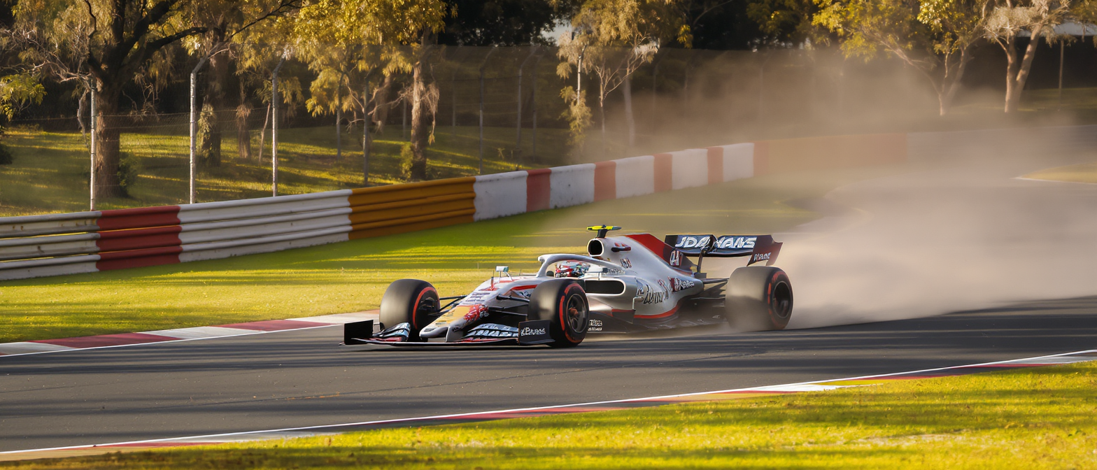 découvrez le programme complet des essais libres du grand prix d’australie de f1 et la chaîne tv pour suivre l'événement en france. suivez la journée cruciale d'isack hadjar chez red bull.