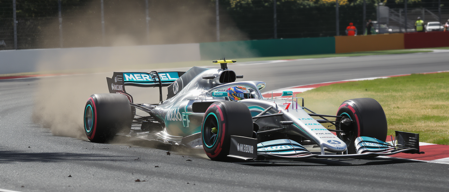 revivez le gp d'australie de formule 1 avec la liste complète des positions de départ, l'accident spectaculaire de max verstappen et l'impressionnant début d'isack hadjar.