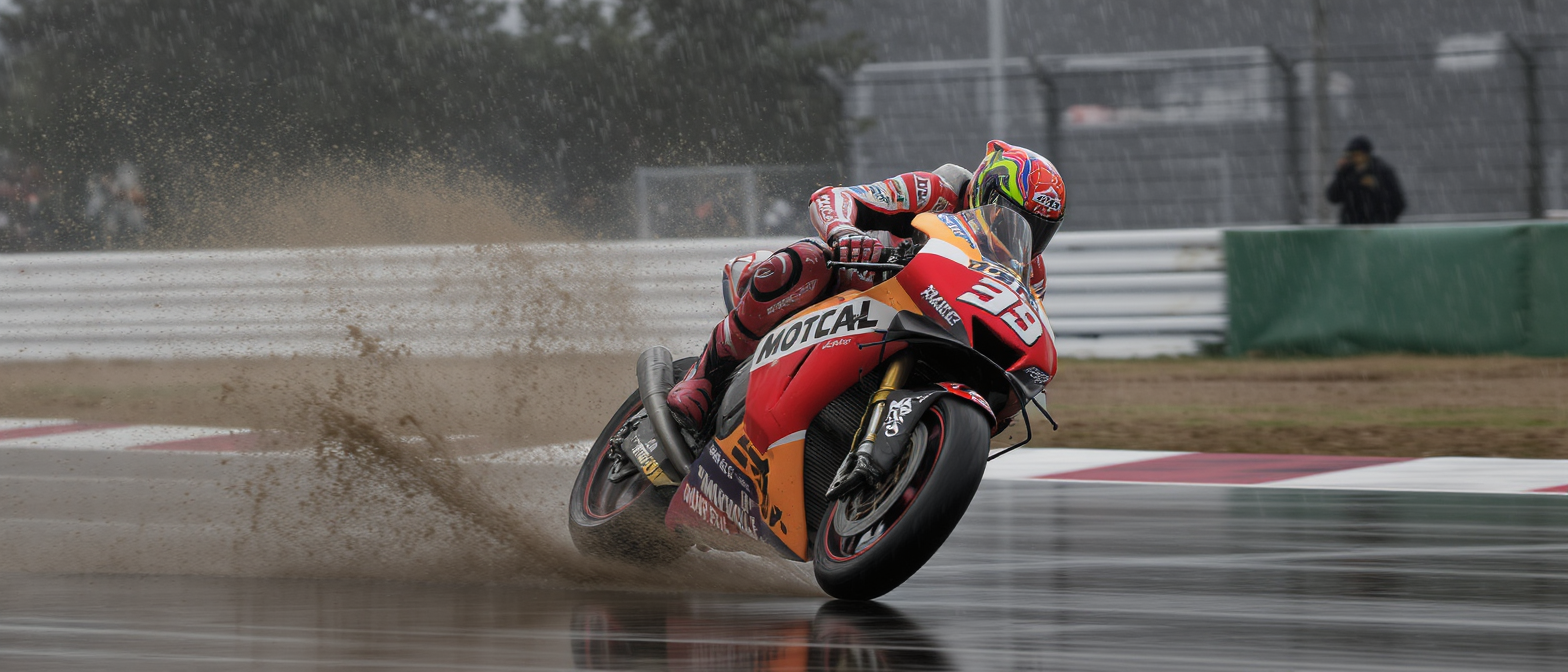 revivez les essais du gp du brésil motogp où johann zarco a brillé sous la pluie tandis que fabio quartararo a montré sa régularité en se maintenant solidement dans le top 10.