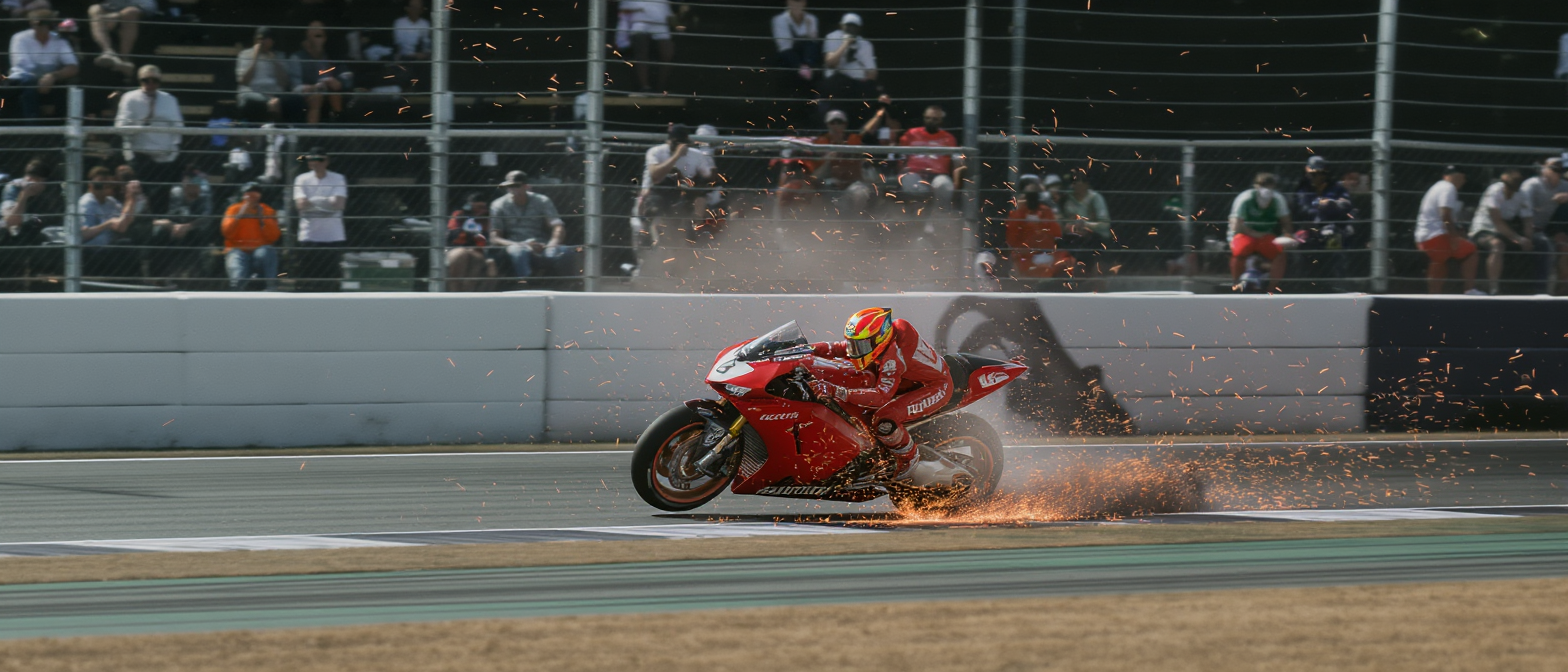revivez la spectaculaire chute de francesco bagnaia au gp d’espagne motogp : sa ducati effectue des tonneaux impressionnants, capturés en vidéo exclusive.