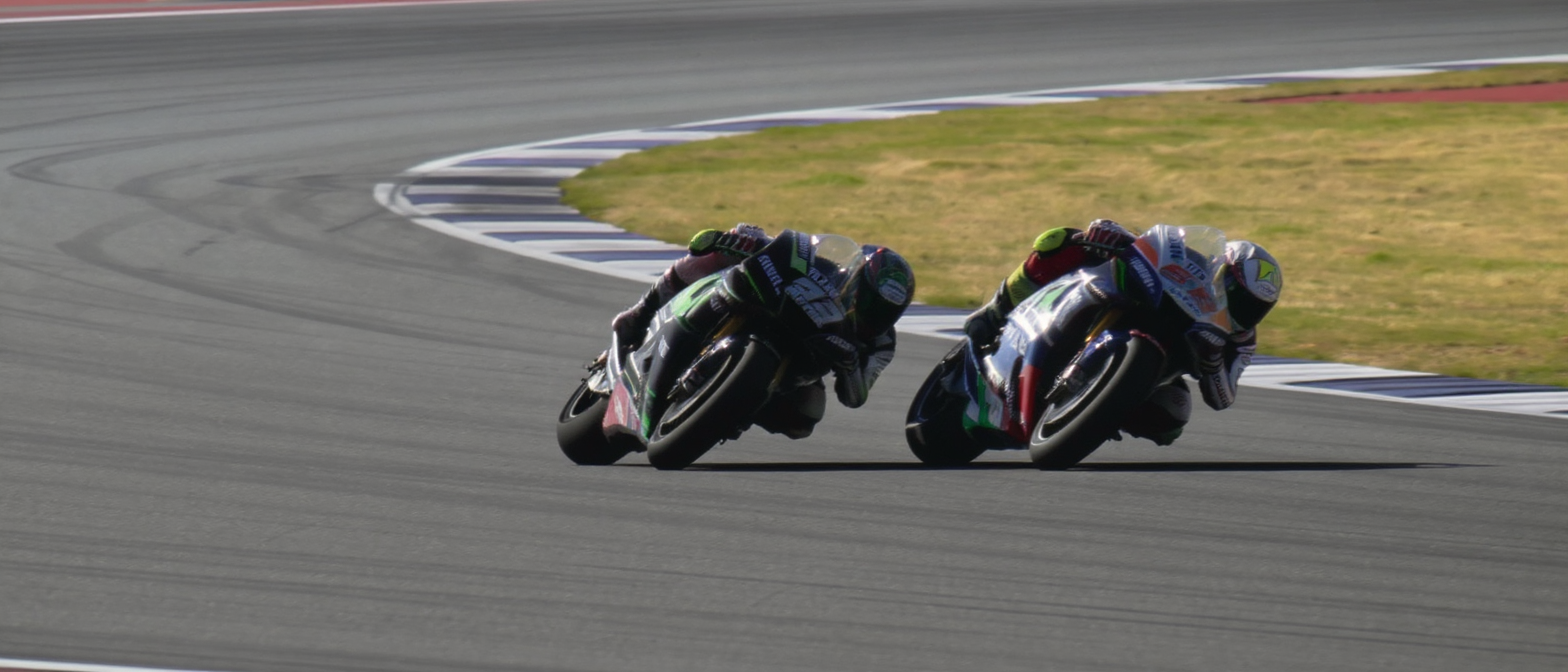 revivez le gp d’espagne de motogp 2026 où marco bezzecchi a résisté brillamment face à la domination d’alex marquez, offrant une course pleine de suspense et de rebondissements.