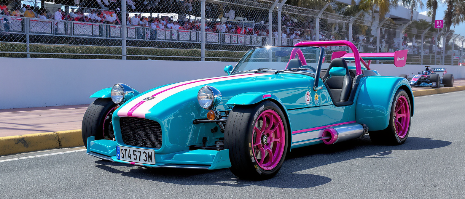 découvrez l'édition spéciale caterham seven miami, limitée à 12 exemplaires exclusifs, rendant hommage au prestigieux grand prix de miami avec un design unique et des performances exceptionnelles.