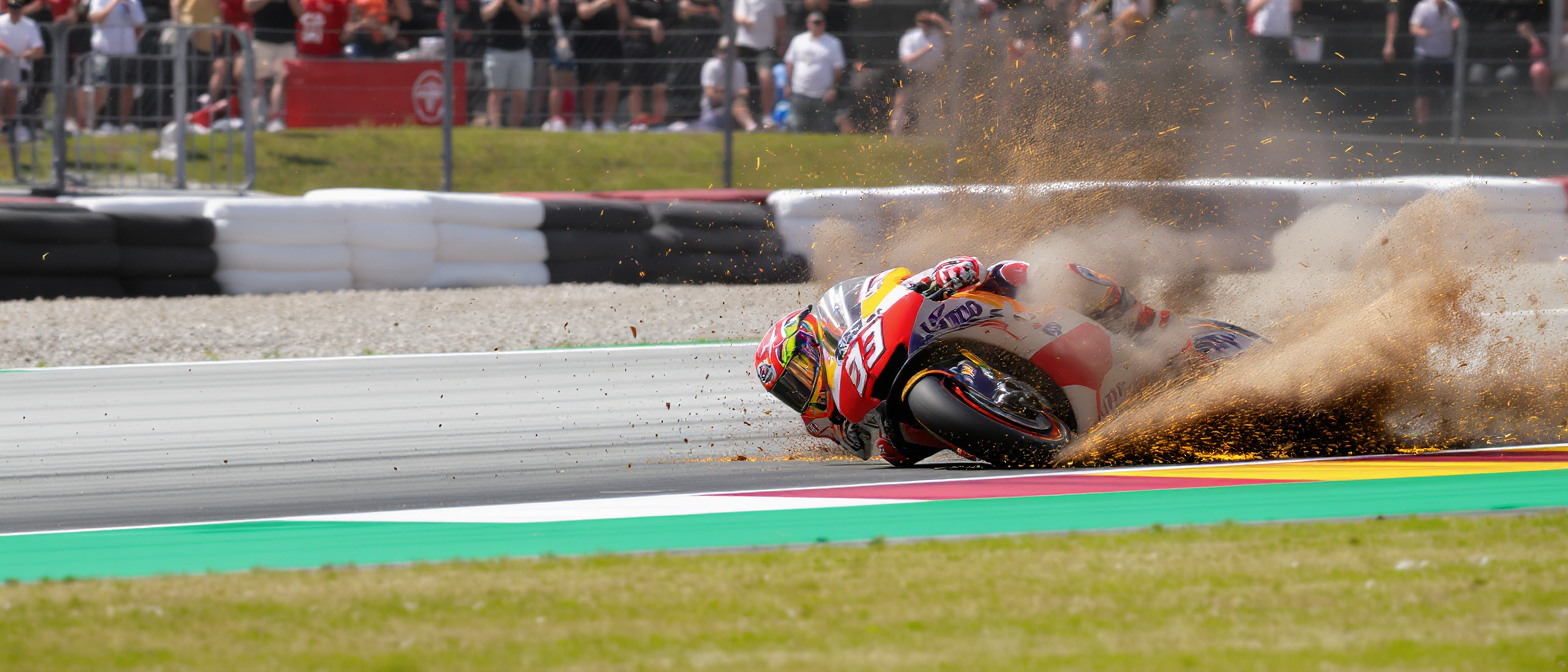 revivez en vidéo la spectaculaire chute de johann zarco lors du deuxième départ du gp de catalogne motogp, un moment fort et intense de la course.