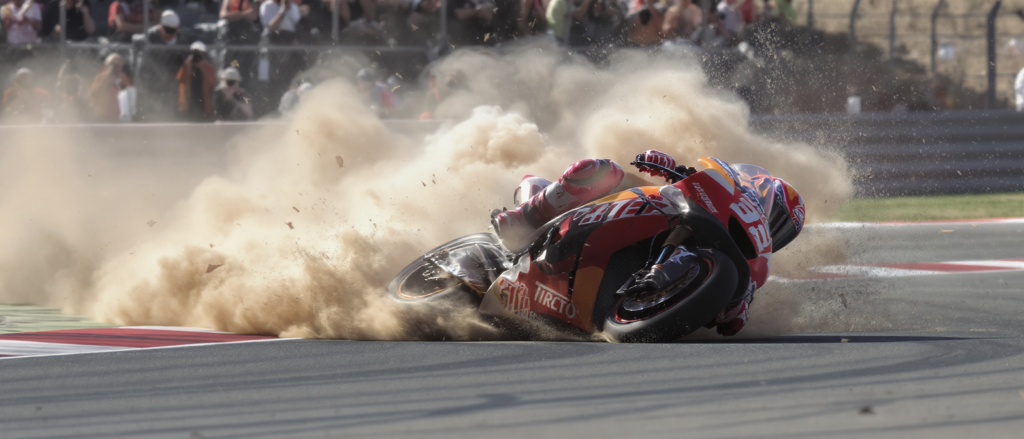 revivez la spectaculaire chute de johann zarco lors du deuxième départ du gp de catalogne motogp grâce à cette vidéo exclusive.