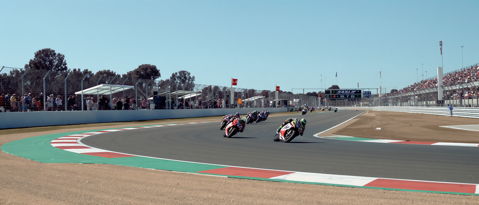 découvrez où et quand regarder le grand prix de catalogne motogp et sa course sprint, avec quartararo et zarco prêts à se battre pour la victoire.