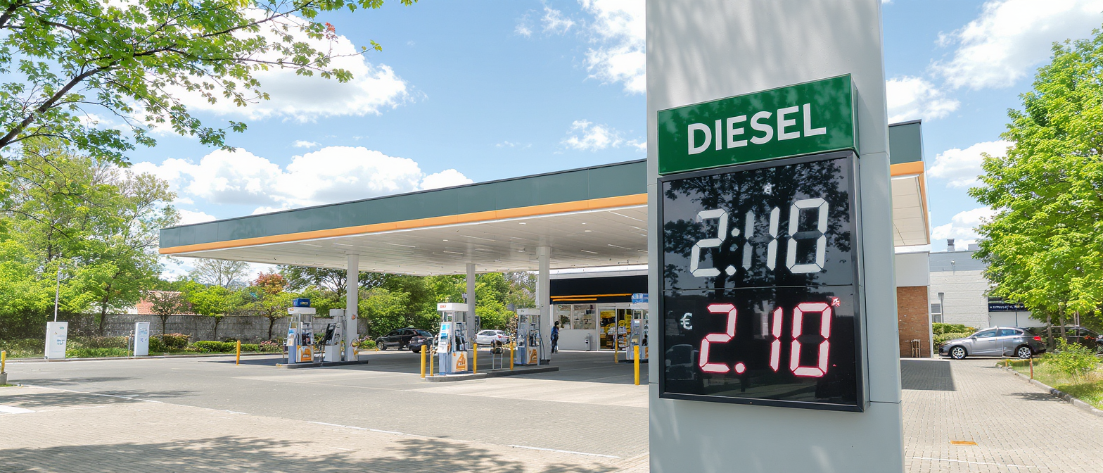 découvrez la baisse du prix du diesel de 7 centimes en une semaine et trouvez où acheter le litre à 2,10€ ce mardi 12 mai.