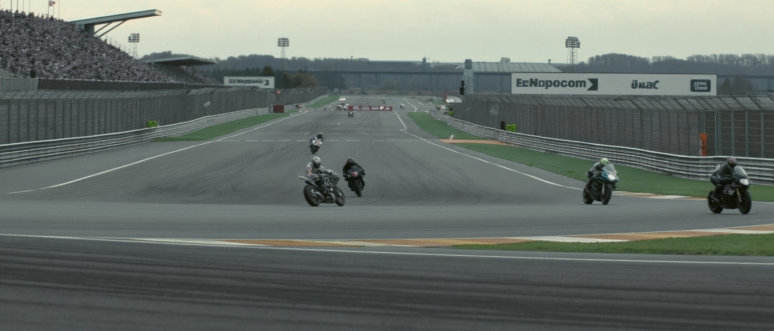 revivez la course du gp de république tchèque où marc márquez célèbre sa magnifique 3e place avec enthousiasme et émotion.