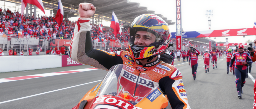 découvrez la joie de marc márquez après sa remarquable 3e place au grand prix de république tchèque, une performance qui a marqué les esprits.