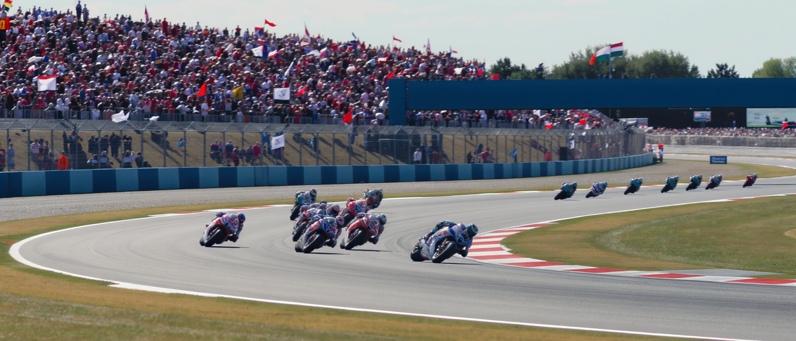 revivez le gp des pays-bas motogp où raul fernandez a brillamment dominé la course sprint tandis que fabio quartararo a réussi à se maintenir dans le top 10, assurant une performance solide.
