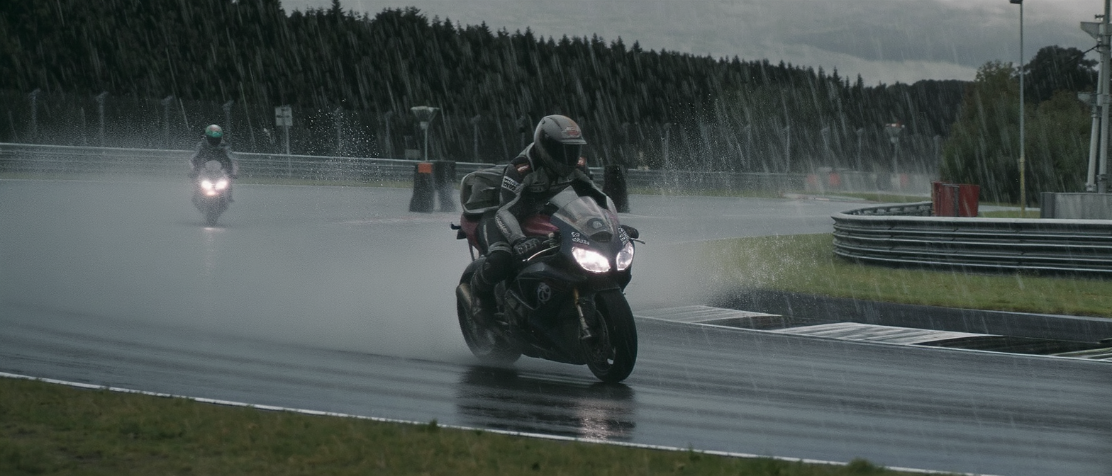 suivez le classement des 6 heures de course du h de spa motos : la bmw n°37 résiste avec détermination tandis que la honda n°5 connaît une sortie de piste.