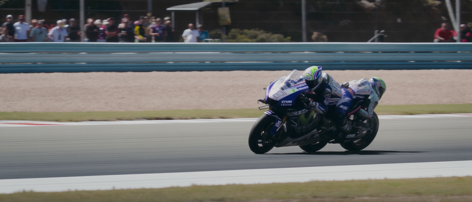revivez le gp d'aragon motogp avec marco bezzecchi qui apprécie sa performance en course sprint et son intense duel avec les frères marquez.