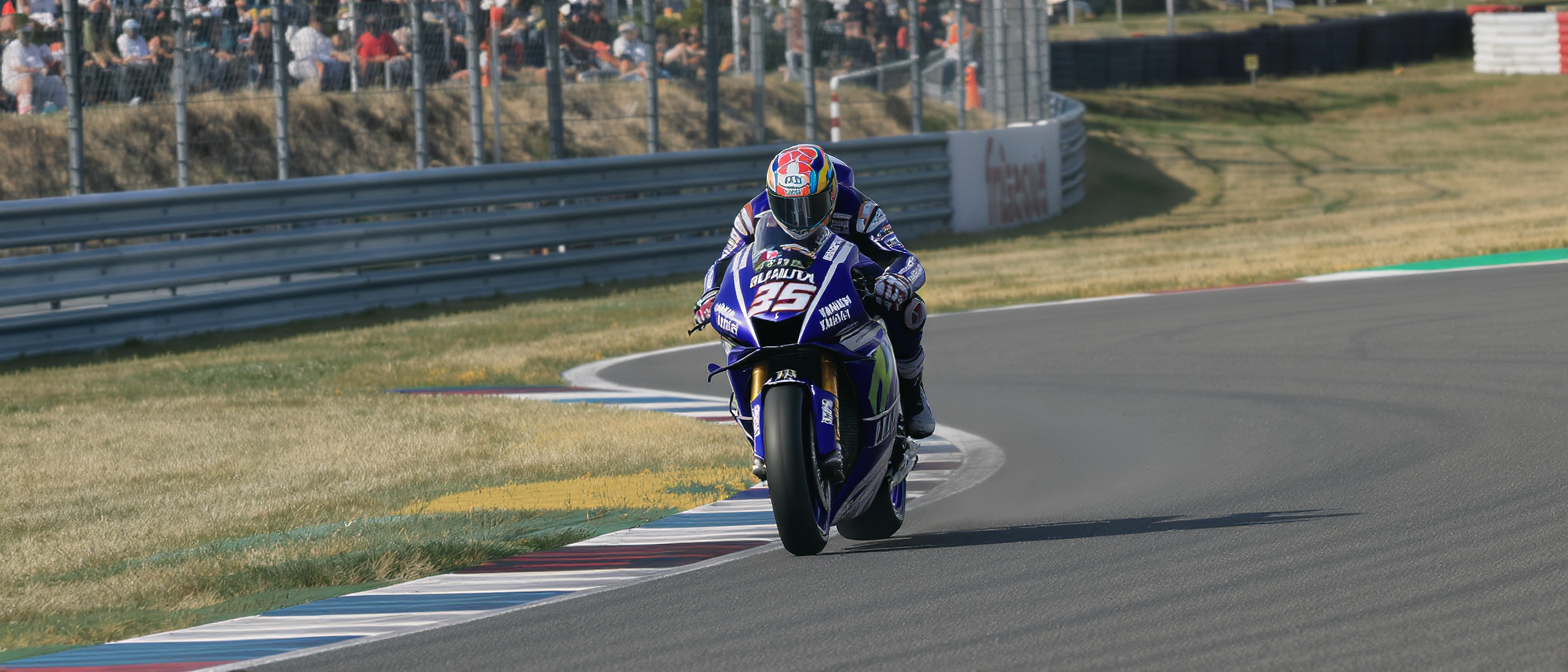 revivez la course intense du gp de grande-bretagne motogp avec fabio quartararo, qui revient sur son combat acharné décrit comme une véritable lutte pour survivre.