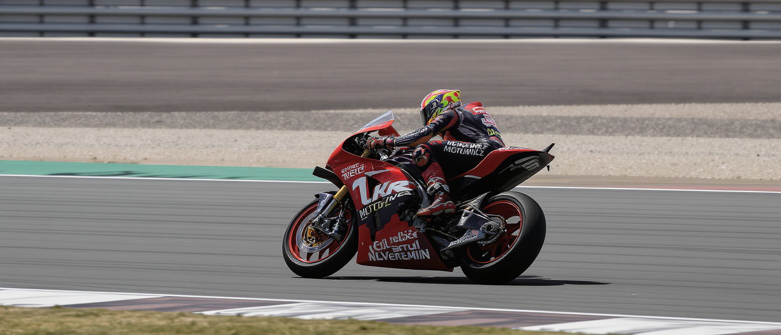 revivez les qualifications du gp de grande-bretagne de motogp où raul fernandez, malgré une performance prometteuse, exprime sa déception après avoir manqué sa première pole position.