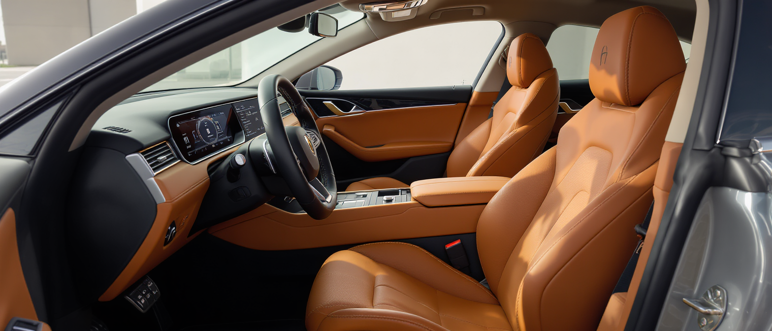 découvrez en exclusivité l'intérieur du nouveau jaguar type 01 et la date officielle de sa révélation. plongez au cœur de l'innovation et du design jaguar.