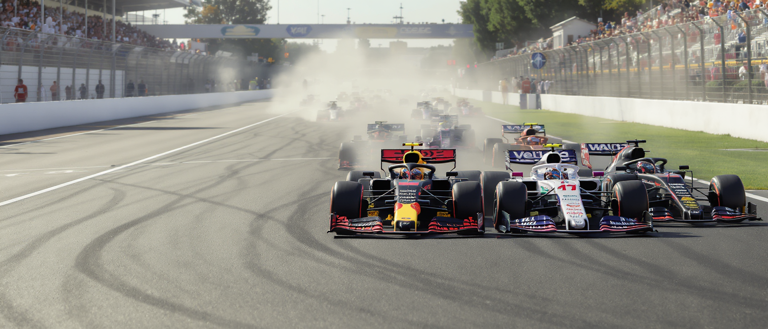 revivez le départ spectaculaire du gp d'espagne de f1 en vidéo : kimi antonelli repousse les limites pendant que max verstappen profite de chaque opportunité pour prendre l'avantage.