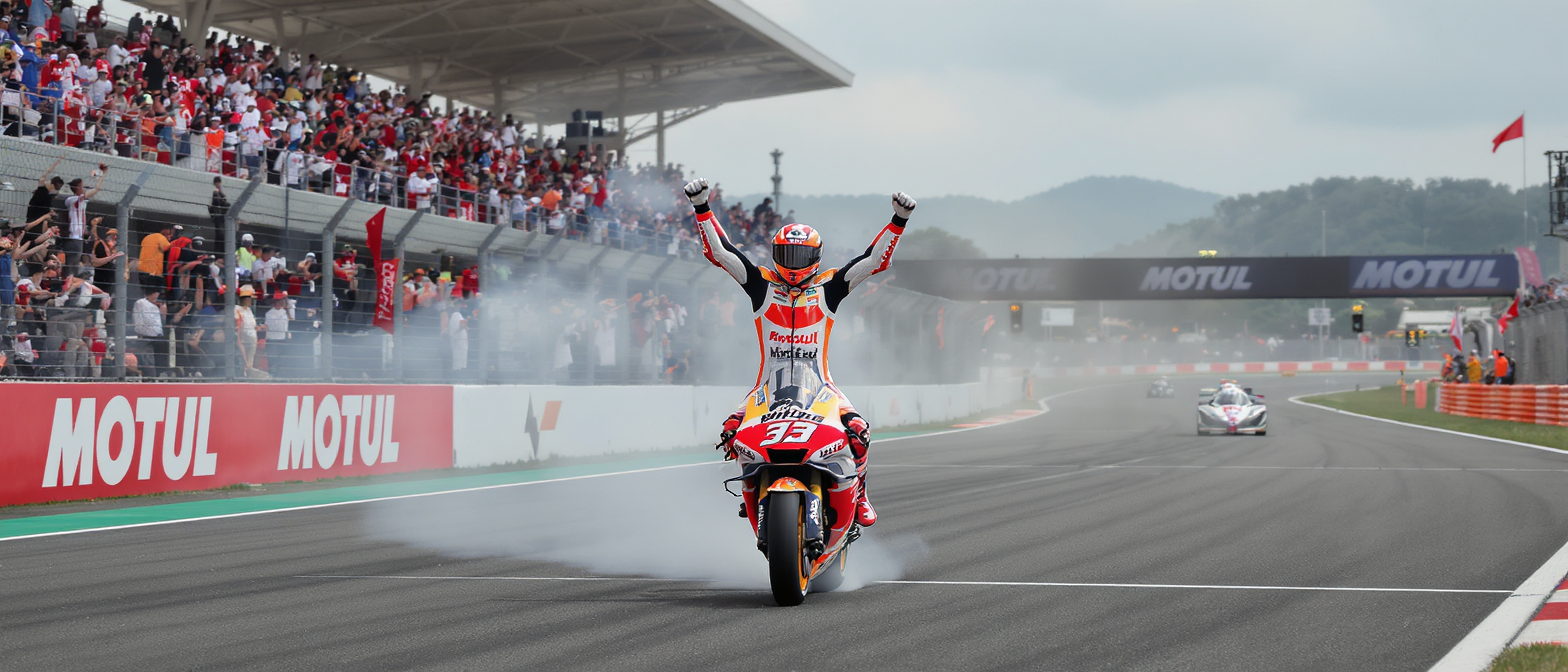 au grand prix d’indonésie, johann zarco connaît une grille de départ difficile tandis que fabio quartararo se retrouve piégé. retour sur leurs enjeux.